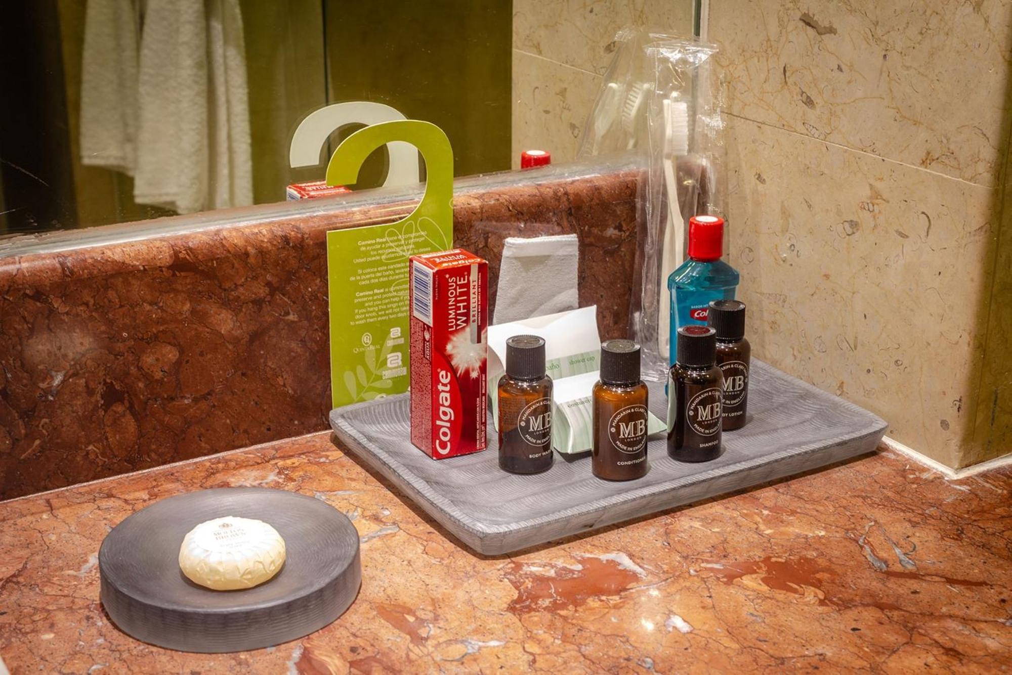 מלון Camino Real Pedregal Mexico מראה חיצוני תמונה A bathroom tray with amenities