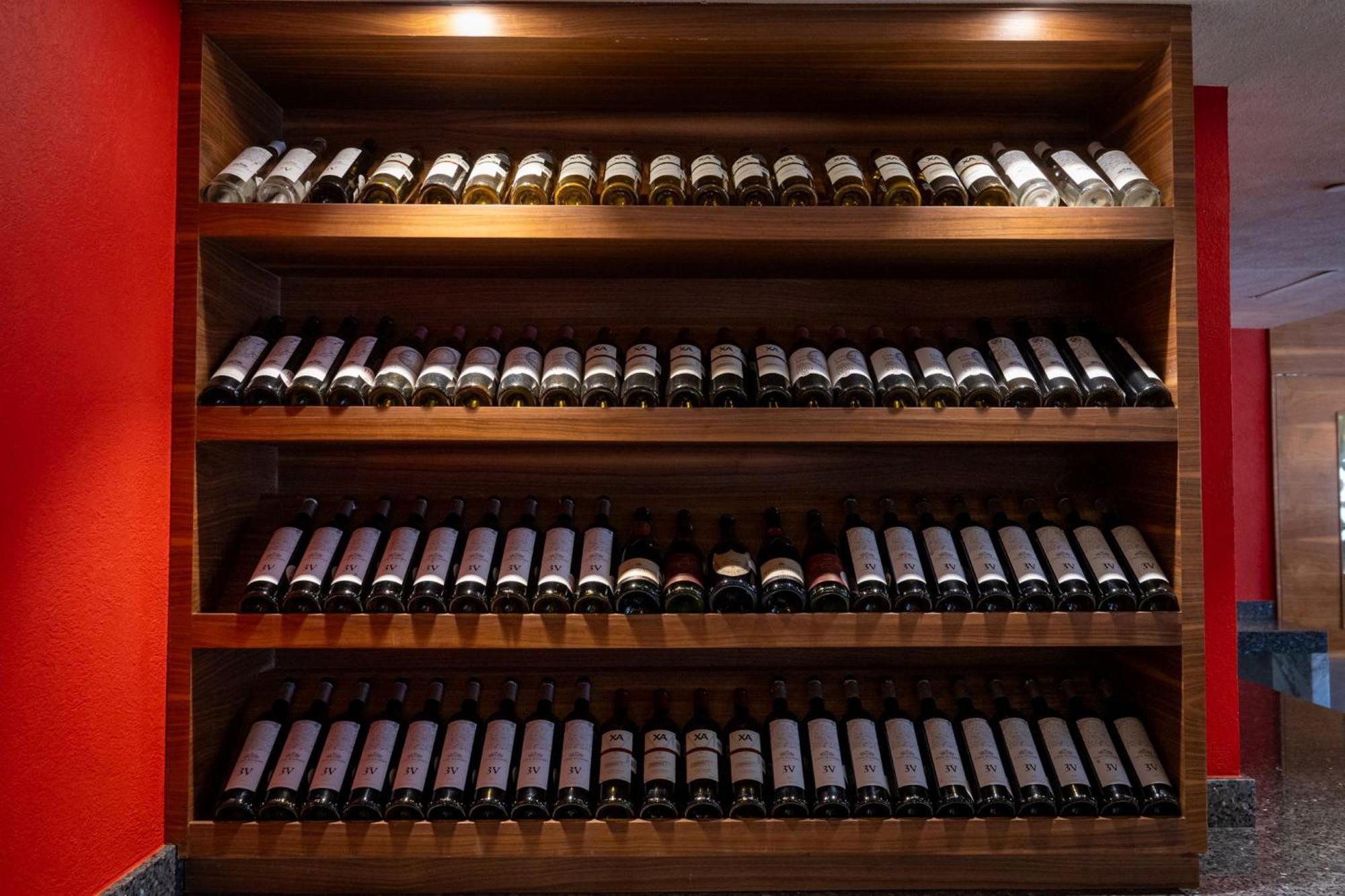 מלון Camino Real Pedregal Mexico מראה חיצוני תמונה Wine bottles in a wine rack