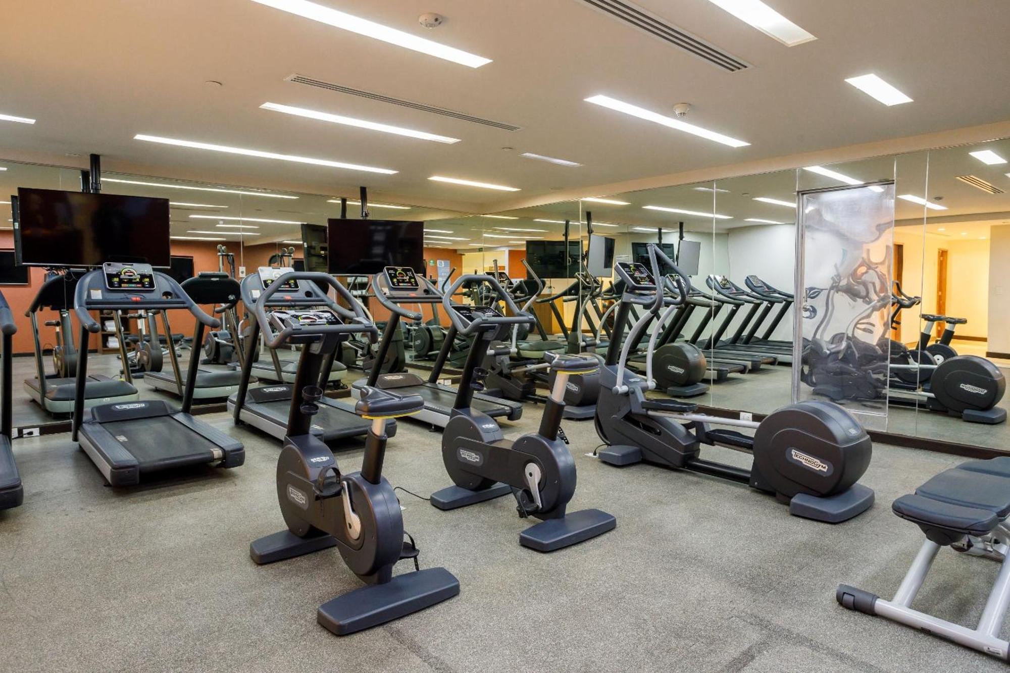 מלון Camino Real Pedregal Mexico מראה חיצוני תמונה A gym at a hotel
